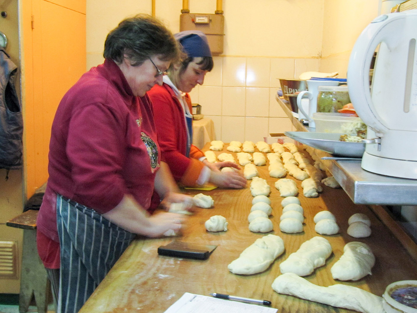 Vrouwen aan het werk in de bakkerij.