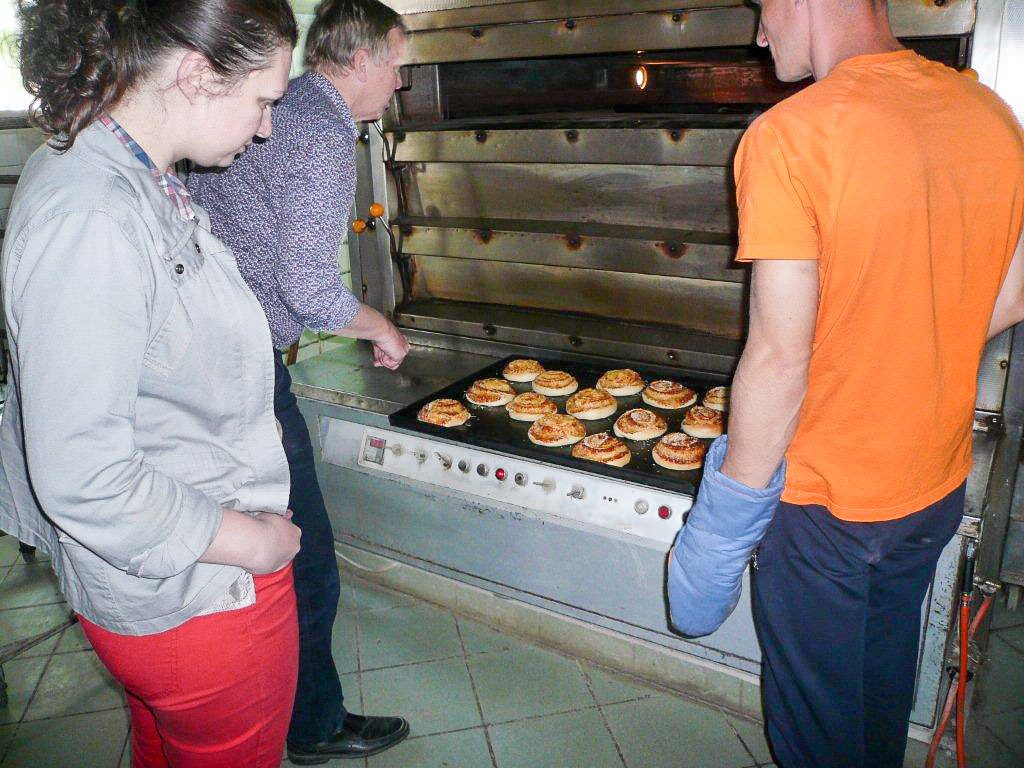 Oekraïne, Novovolynsk, mei 2016 De bakkerij. Nieuw recept uit Nederland: kaasbroodjes.