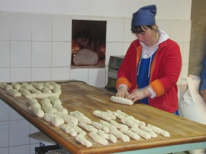 Vrouw aan het werk in de bakkerij.