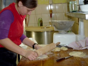 Vrouwen aan het werk in de bakkerij in Novovolynsk, Oekraïne.