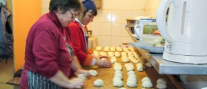 Vrouwen aan het werk in de bakkerij. Novovolynsk, Oekraïne.