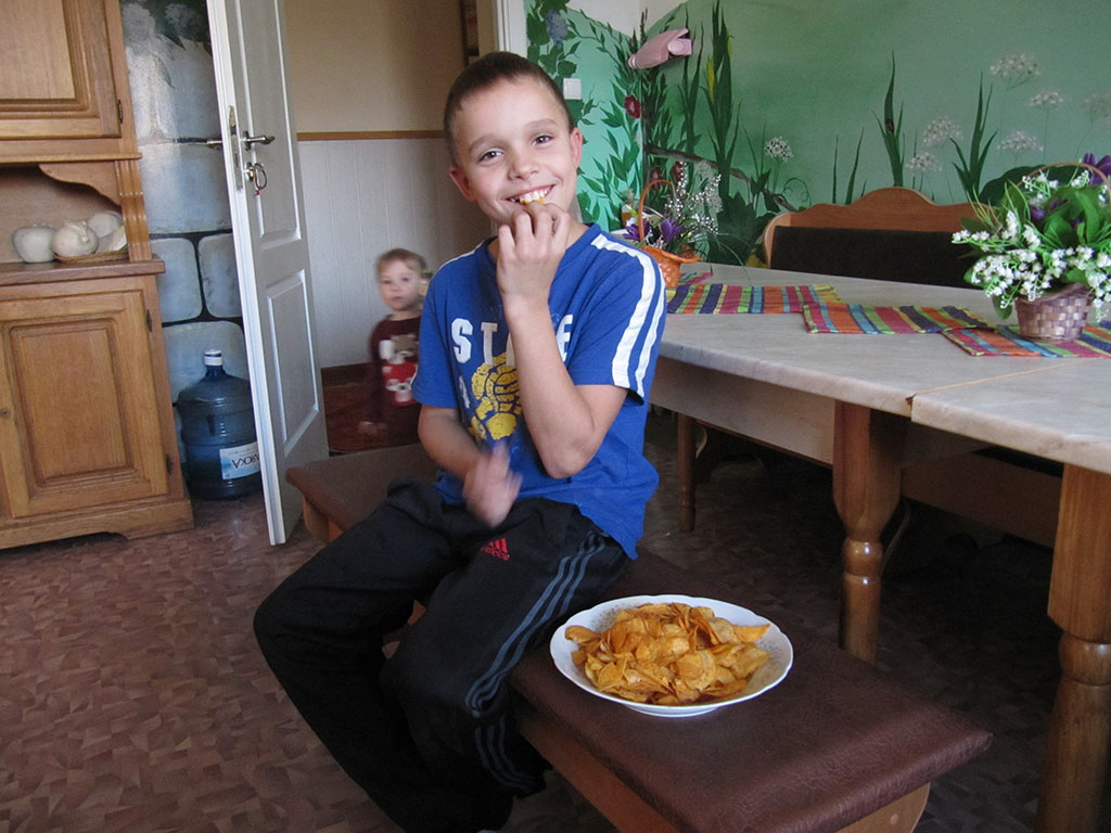 Jongen uit het kinderhuis in Novovolynsk, Oekraïne.
