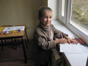 Jongen uit het kinderhuis in Novovolynsk, Oekraïne.