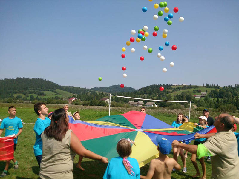 Kinderen op zomerkamp in de Karpaten