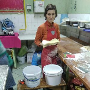 jonge vrouw aan het werk in de bakkerij