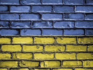 Oekraiense vlag op bakstenen muur