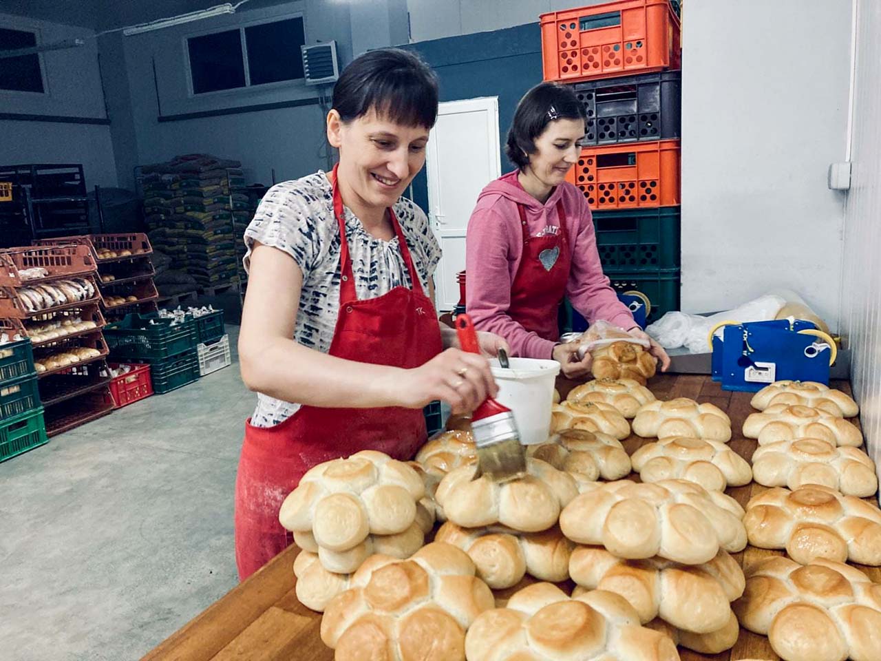 vrouwen aan het werk in de bakkerij
