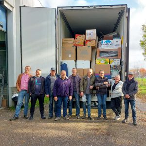 vrijwilligers van Broodnodig bij de vrachtwagen met hulpgoederen