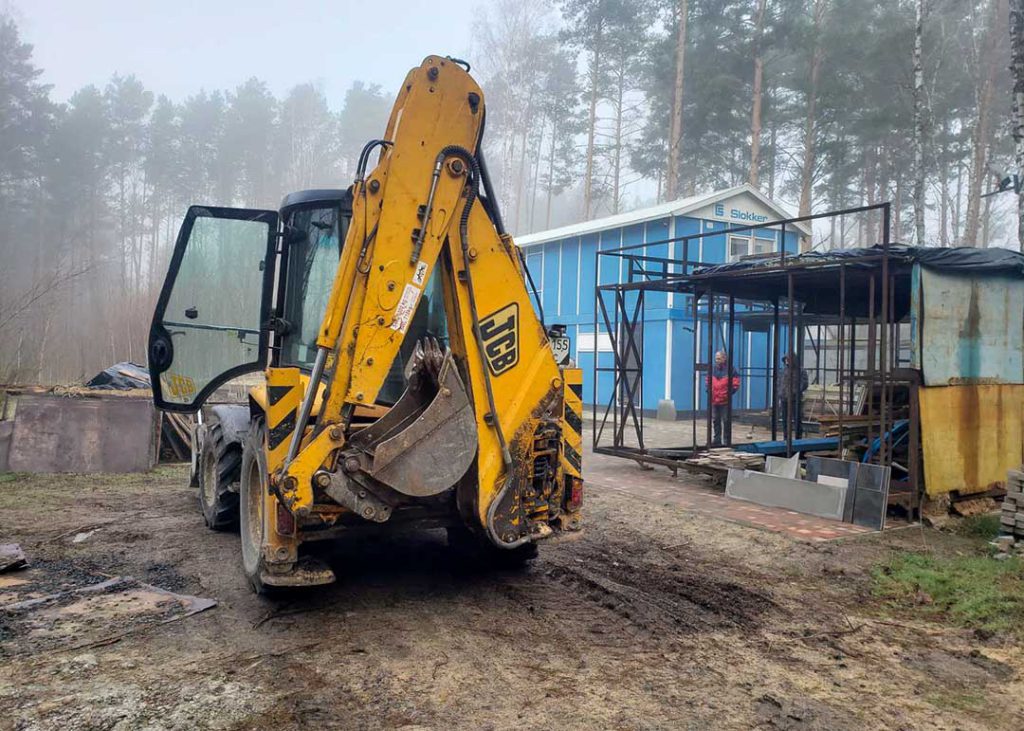 De houten keet wordt opgebouwd