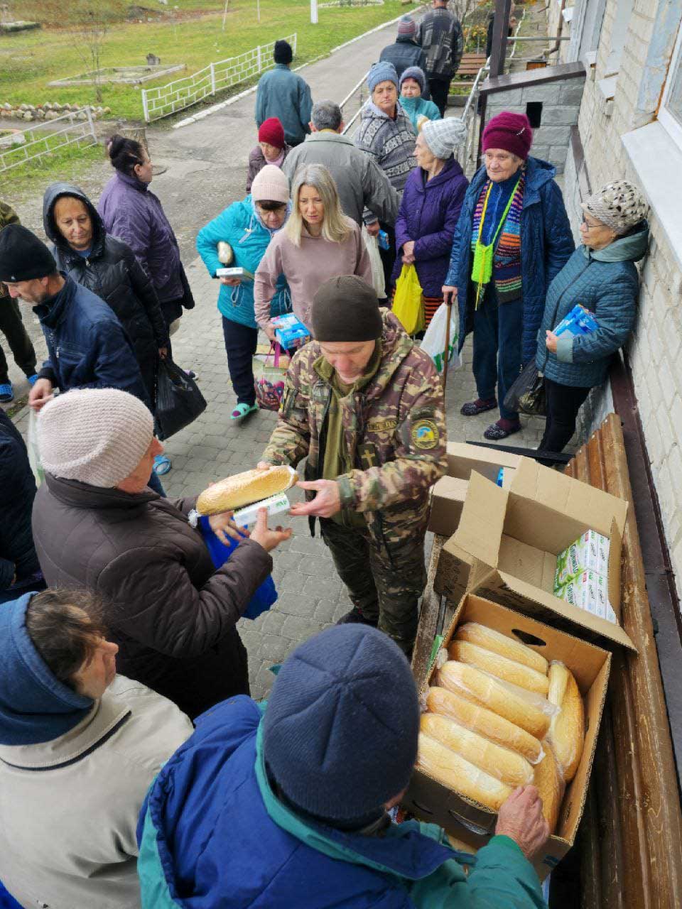 Brood uitdelen in oorlogsgebied